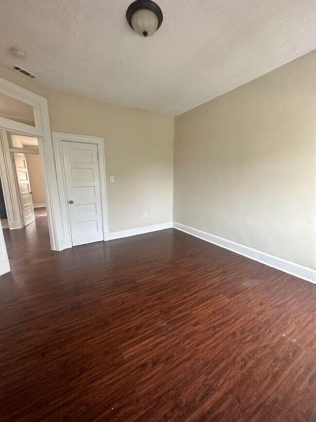 Building Photo - 1 Bedroom & Den 3659 Cottage Ave