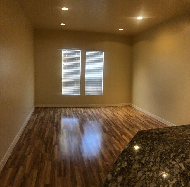 Building Photo - Stunning Down Town Condo in Secure Building