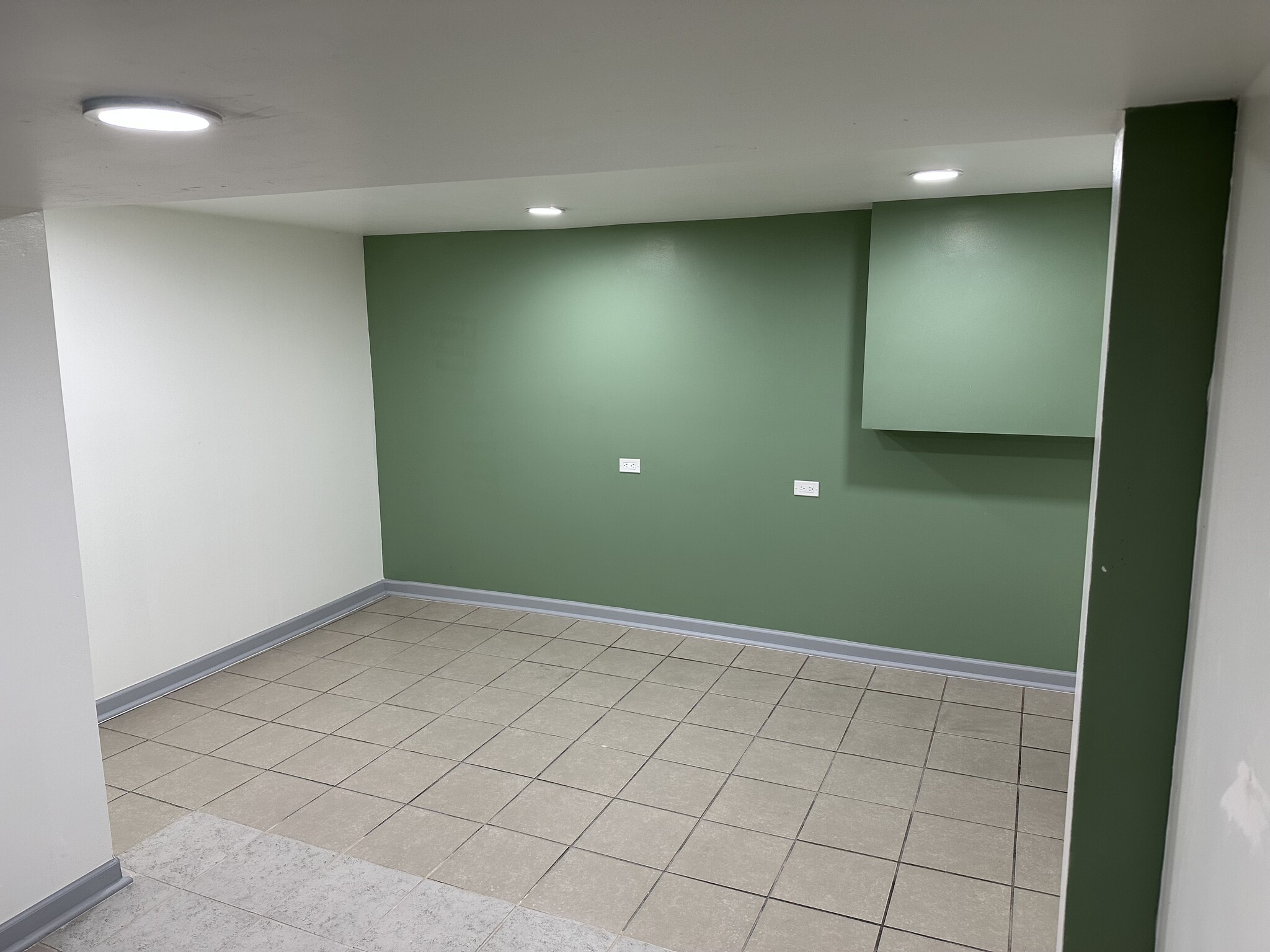 Building Photo - 5254 S Sacramento Ave