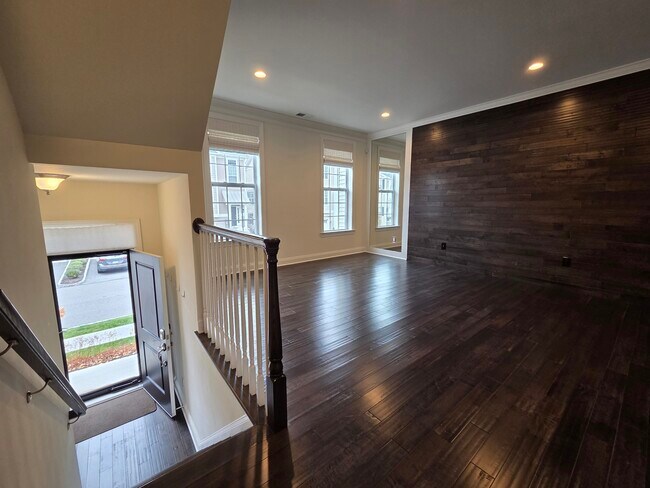 Building Photo - 12 Putnam Ln