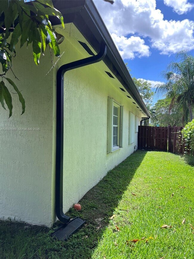 Building Photo - 10155 SW 159th Ct
