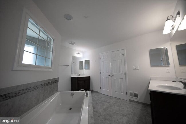Building Photo - 7356 Tottenham Dr