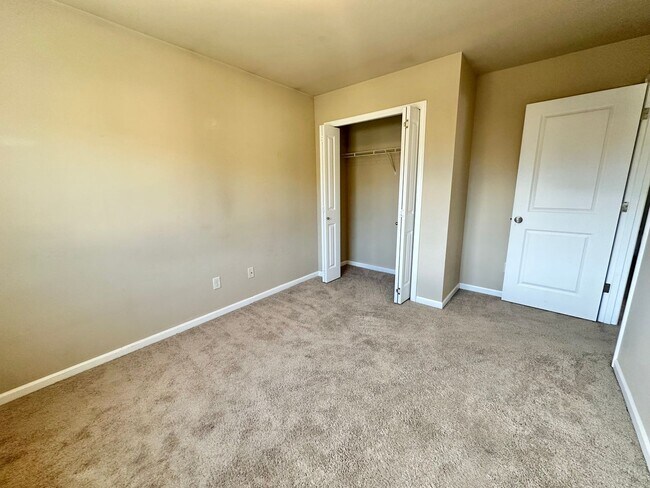 Building Photo - 3968 SE Lone Oak St