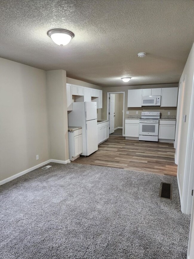 Building Photo - 2 Bedroom 1 Bath Home With 2 Stall Garage