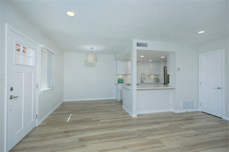 Building Photo - 948 S Alma School Rd