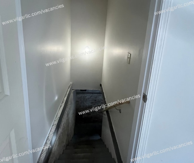 Building Photo - 3 Bedrooms • 1 Large Bathroom, Master suit...