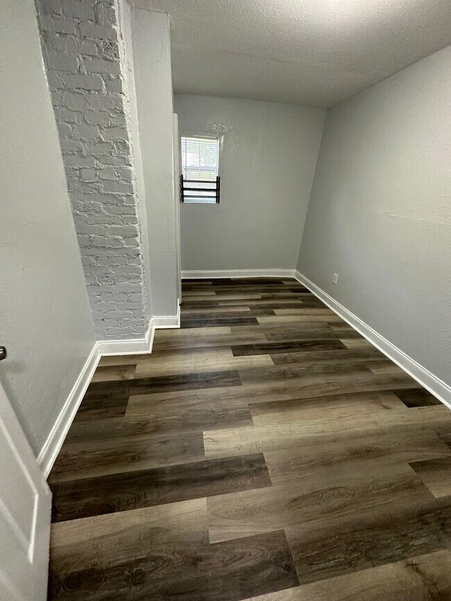 Building Photo - Fully Renovated 3/1 Single Family House Av...