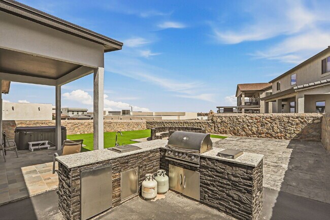 Building Photo - 4 bedroom with outdoor kitchen, fully landscaped in 79928