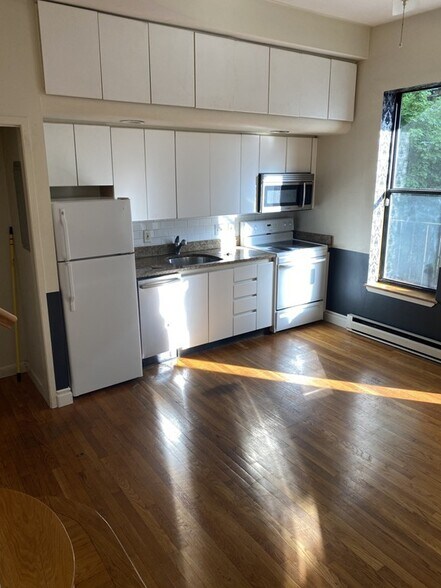 Primary Photo - 17 Wellington St