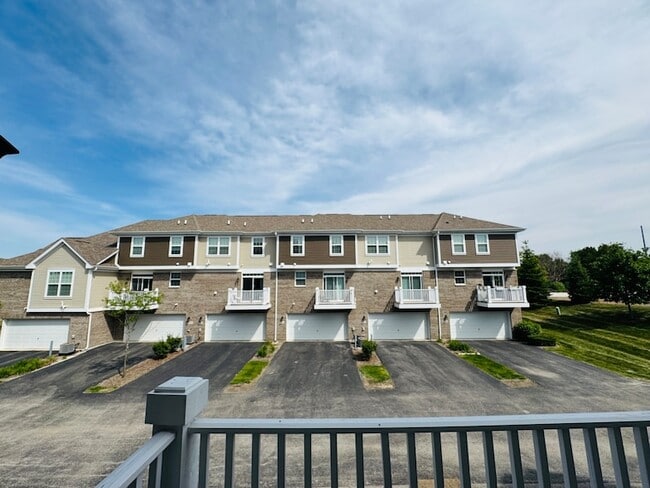 Building Photo - 2933 Madison Dr