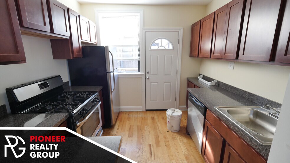 Building Photo - 1446 W Byron St