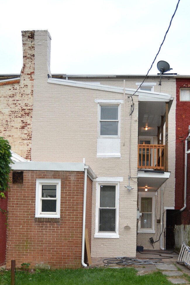 Building Photo - 445 W King St