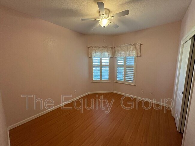 Building Photo - 6227 W Oak Ave