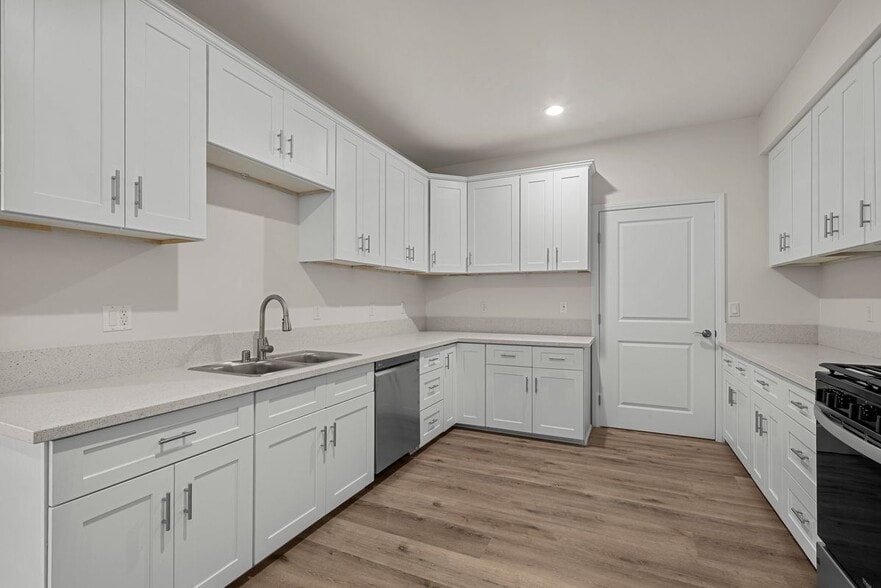 Building Photo - 13853 Victory Blvd