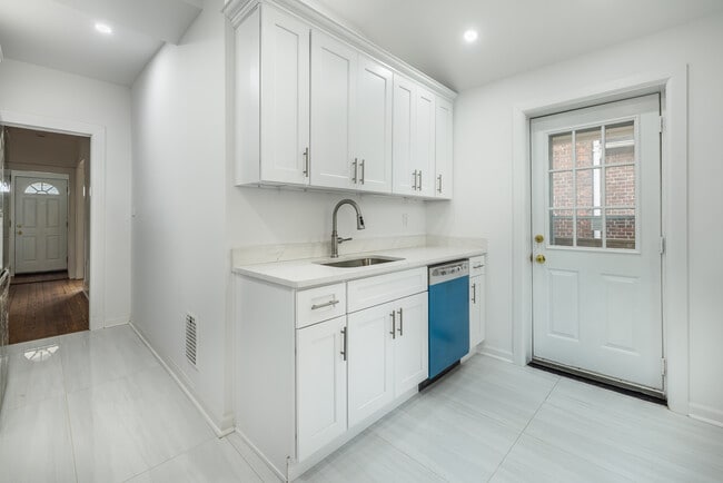 Building Photo - 400 East Ave