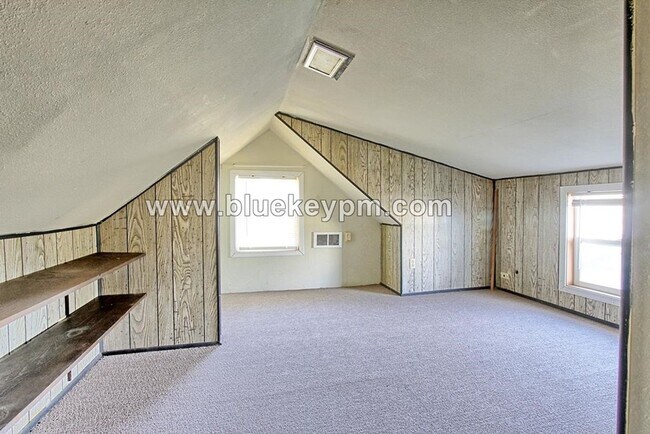 Building Photo - 3 Bed, 1.5 Bath Home with Large Yard and Parking Area in SE Portland