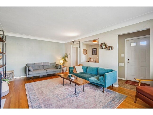 Building Photo - 901 W 61st St