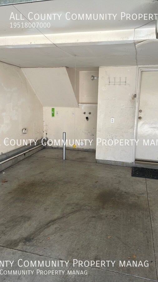 Building Photo - 1042 N Turner Ave