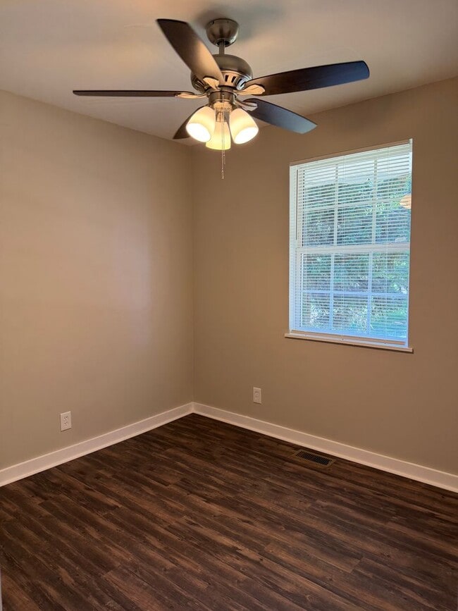 Building Photo - 3 Bedroom 2 Full Bath House