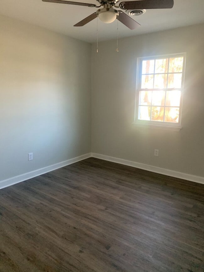 Building Photo - Two Bedroom, One Bath Duplex in Havelock