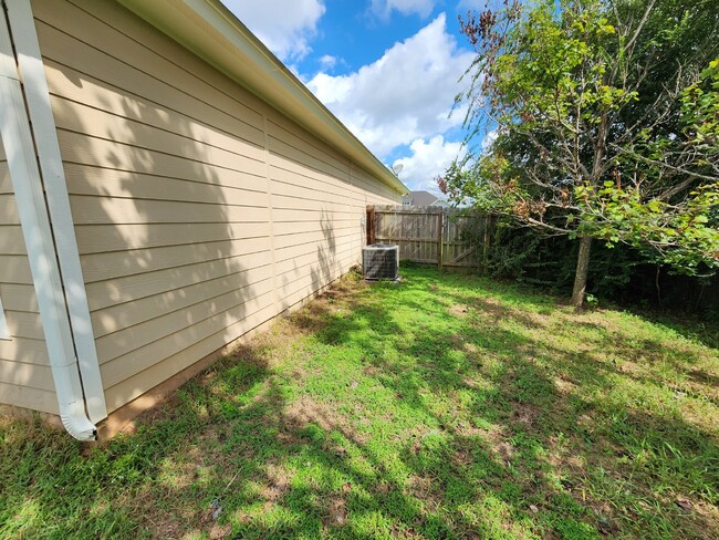 Building Photo - Close to West Gate of Ft Moore