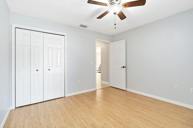 Building Photo - Beautiful Modern 2/1 Townhome in St. Cloud's Pine Lake Villas