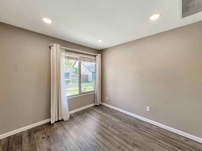 Building Photo - Beautiful 4B 2BA Home w/ AC, W/D, & Solar Panels!