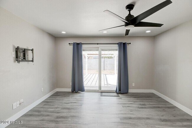 Building Photo - 917 N 87th Pl