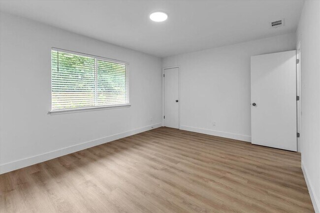 Building Photo - 1411 Manford Hill Dr