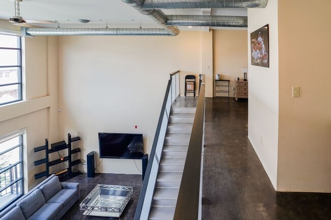 Building Photo - Fully Furnished 2-Level Condo for Traveling Nurses | 1,549 Sq Ft | Private Parking | Shared Living