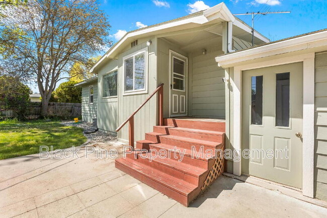 Building Photo - 221 W Elm St