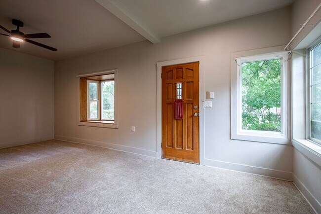 Building Photo - Quaint 2 Bed 1 Bath House in 80907!!