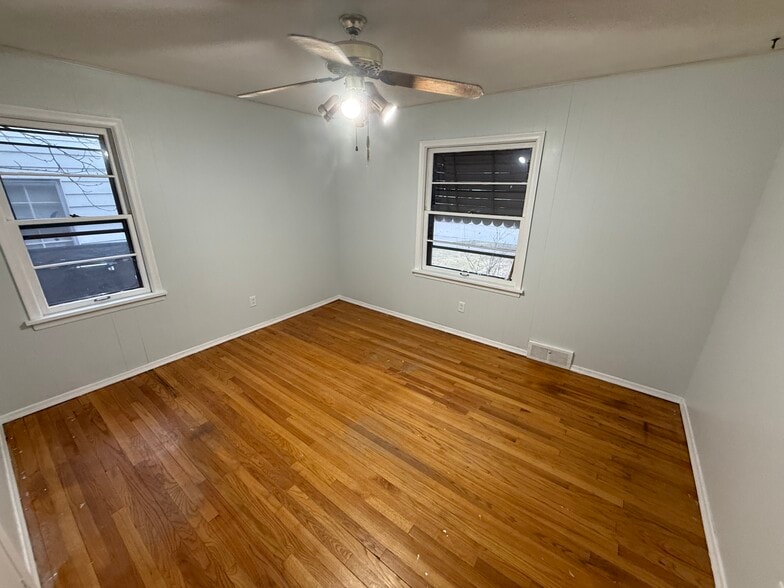 bedroom 2 - 4185 Eastway Rd