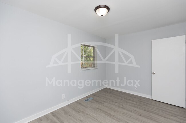 Building Photo - 1922 Maclean Rd