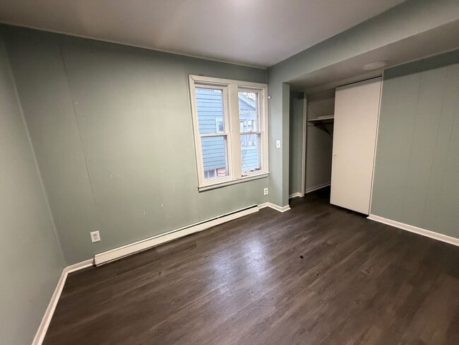 Building Photo - Inviting, Sunroom, Garage. PETS WELCOME