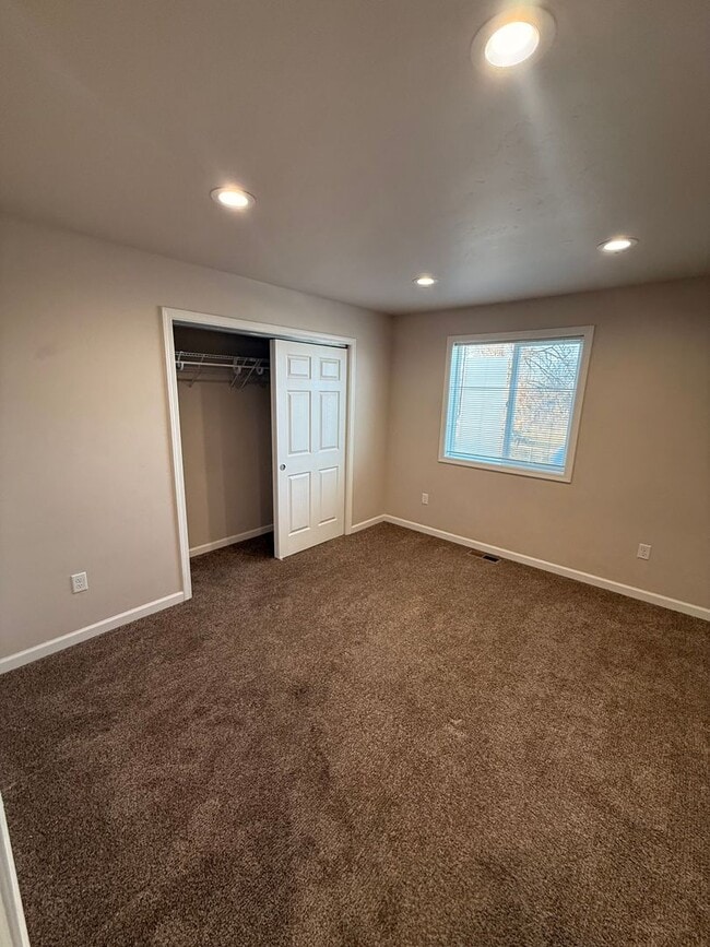 Building Photo - Spacious 3 Bedroom, 2 Bath Home with Garage & Fenced Yard!