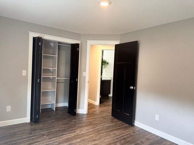 Building Photo - Beautifully Upgraded 3-Bedroom Home on a S...