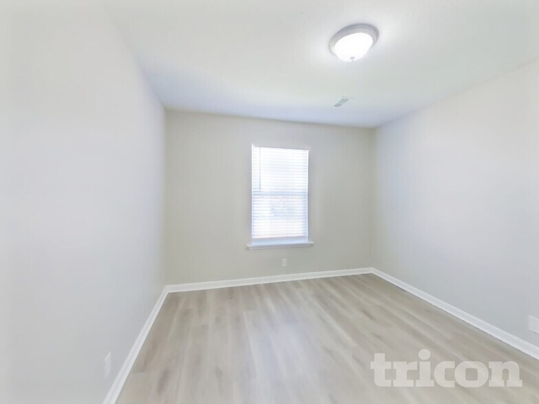 Building Photo - 996 Tom Hailey Blvd