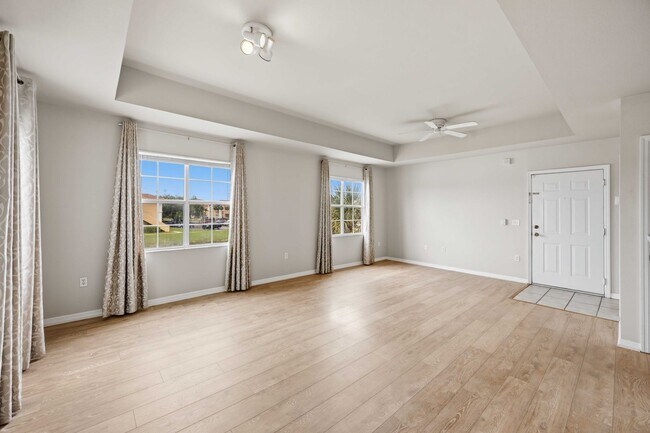 Building Photo - 2/2 condo with beautiful water views available now for an annual lease