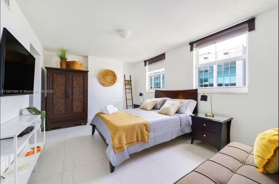 Building Photo - 1200 Brickell Bay Dr