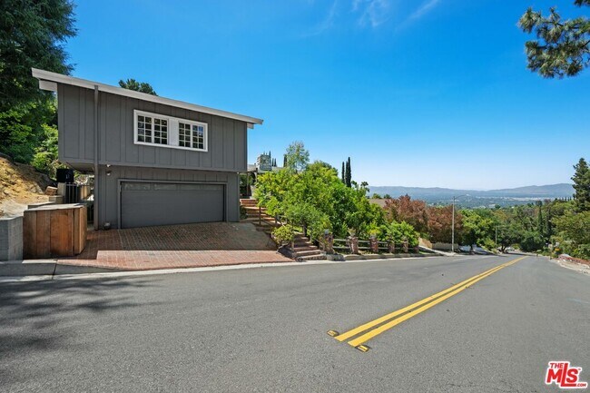 Building Photo - 16582 Calneva Dr