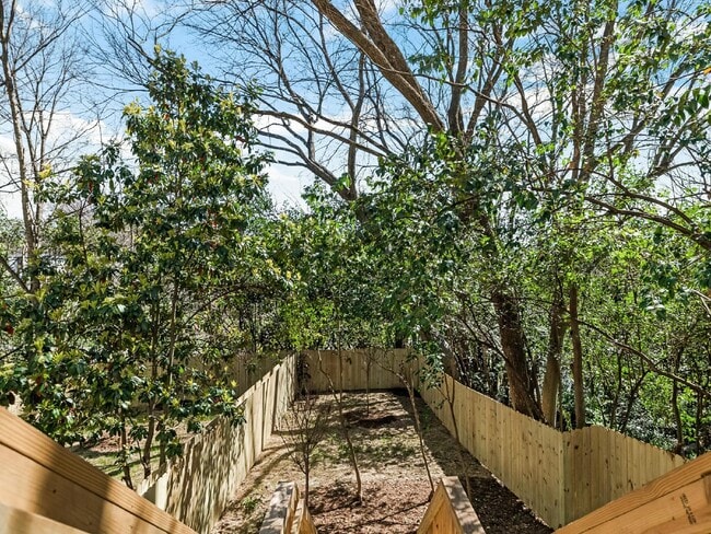 Building Photo - Custom 3 story home in the heart of Belmont/Optimist Park!