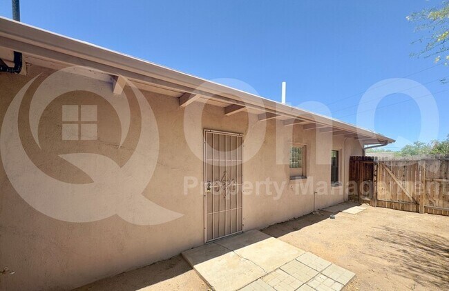 Building Photo - 2701 North Orchard Avenue