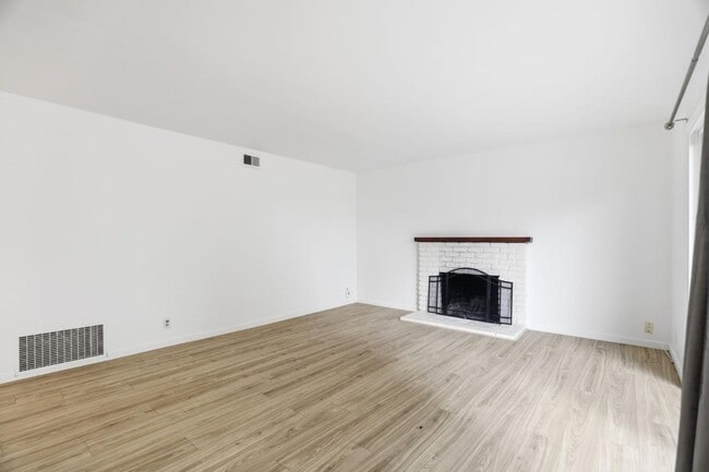 Building Photo - 20161 Cherry Ln