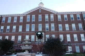 Building Photo - 5307 Villa at the Woods