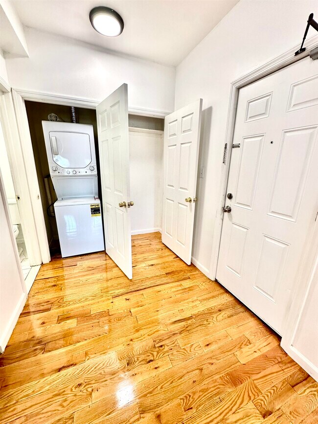 Building Photo - 245 Duncan Ave