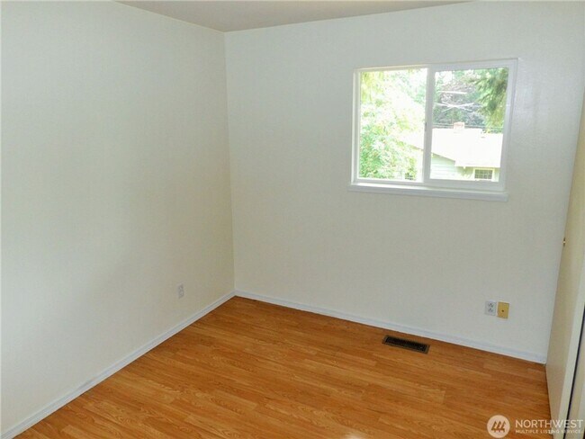 Building Photo - 5Bd/2Ba Bellevue Home