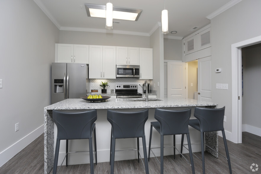 2BR, 2BA - 1070SF - Kitchen - Overbrook Lofts