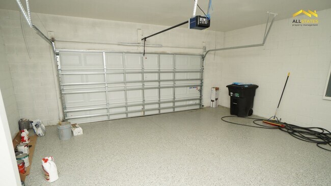 Building Photo - 13905 SW 81 Cir