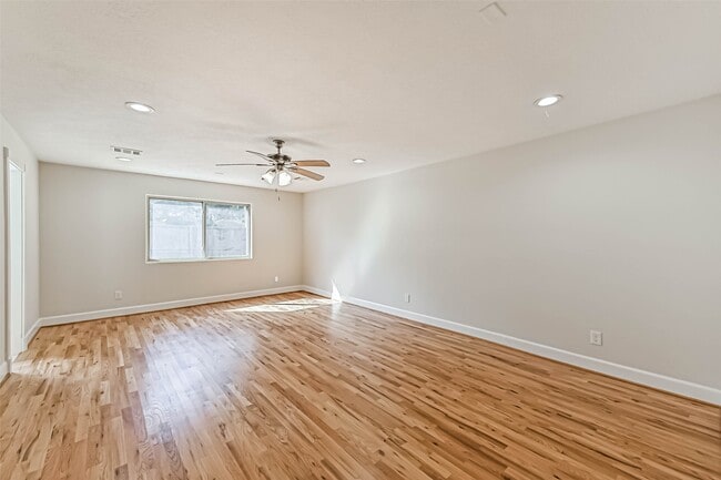 Building Photo - 1207 Thomas Dr